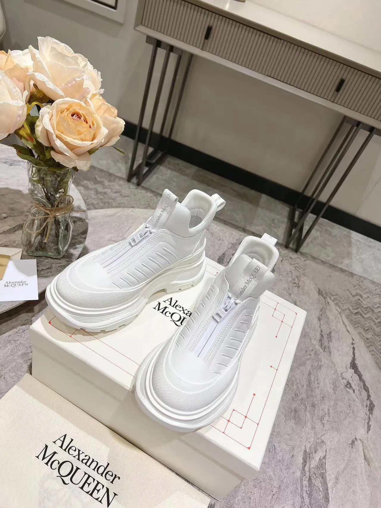 👟👟Ex-factory price 600👟👟 Men's size +10 2023 McQueen classic hot style, top version! ALEXANDERAIexanderMcQUEEN✅ has been certified. The latest 2023 counters will be launched at the same time, international T stage catwalk models. 💯Purchased from top ZP, the original version is 1:1 customized, perfectly reproduced, embellished with waterproof zippers on off-road inspired clothing, with imported anti-wear super soft sock cuffs, 3D glue bright strips, excellent comfort, outsole: original TPU double-layer combination outsole. Fabric: Imported silk cow leather Lining: Imported super soft Lycra/space cloth Foot pads: Imported silk sheepskin Size: 35-40 for women, 39-45 for men. Color: all black, black and white, all white, (add 10 for men’s model)